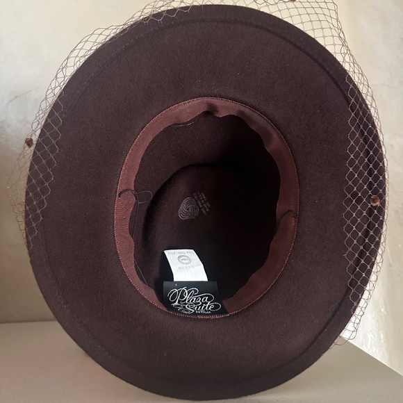 DELIGHTFUL VINTAGE BROWN FELT FEDORA WITH FOLDED CROWN AND HALF DOTTED VEIL